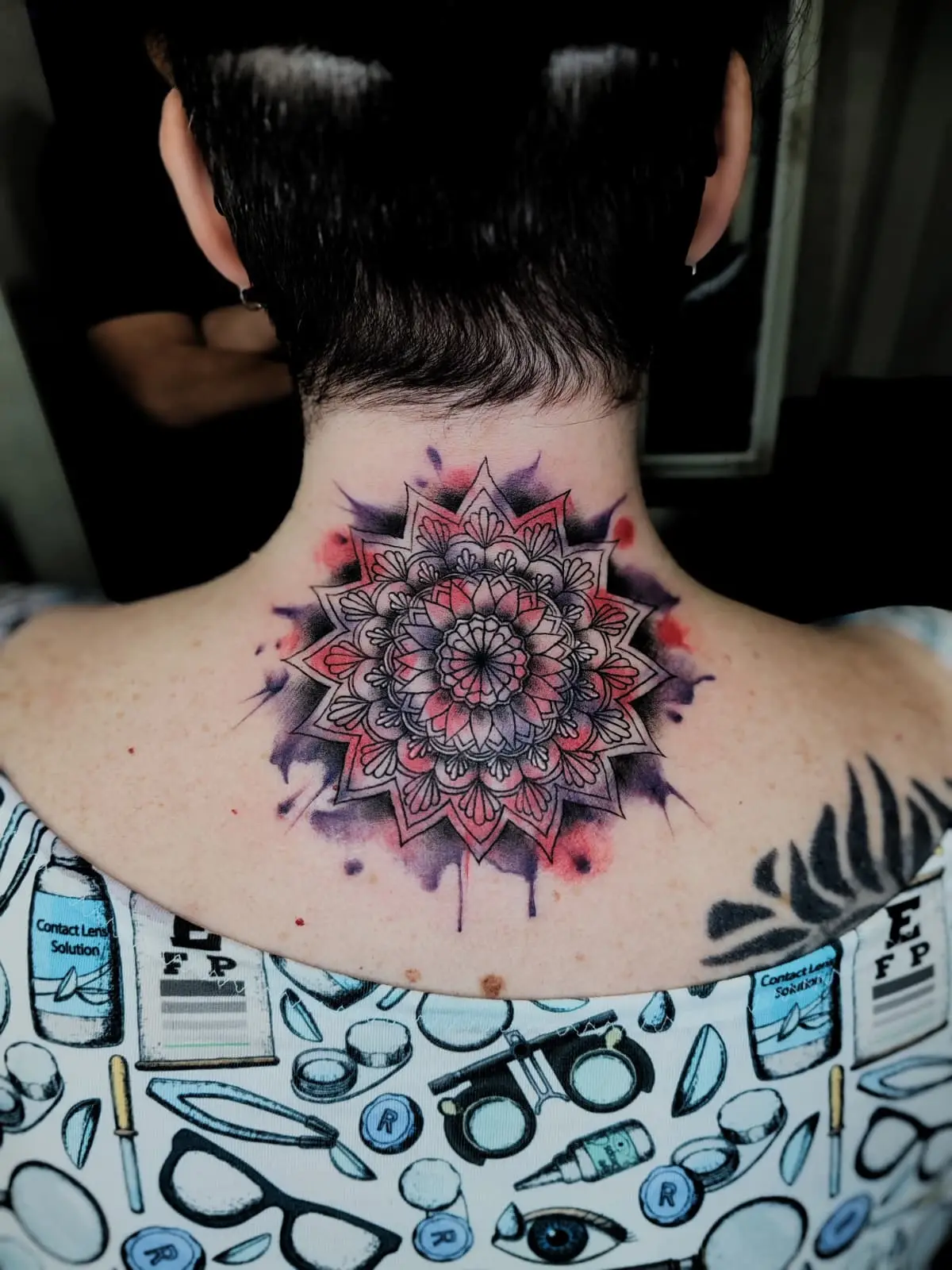Vytetovaná mandala na šíji