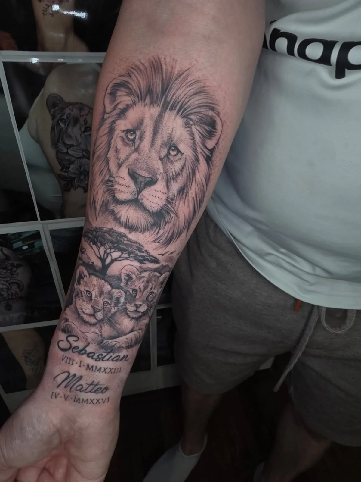 Černobílé tetování lva na předloktí