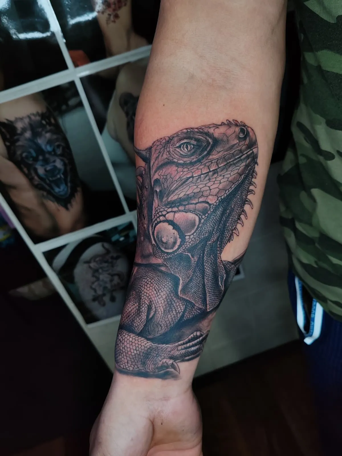 Černobílé tetování chameleona