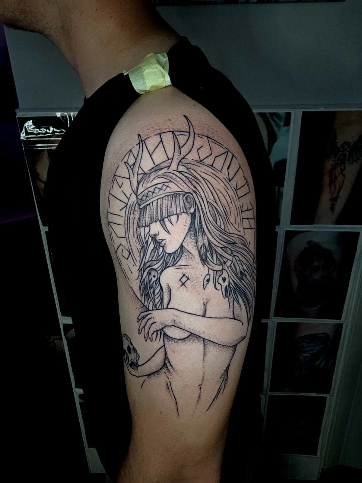 Černobílé tetování na paži