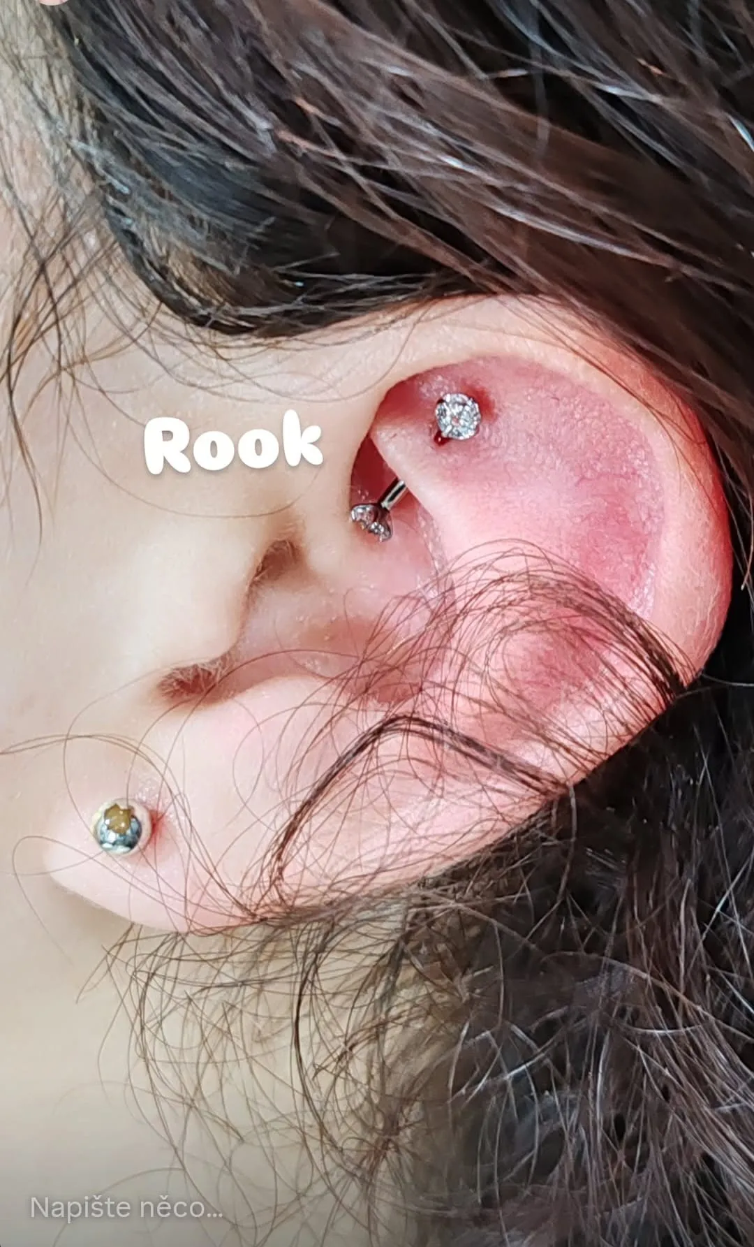 Piercing rook v uchu