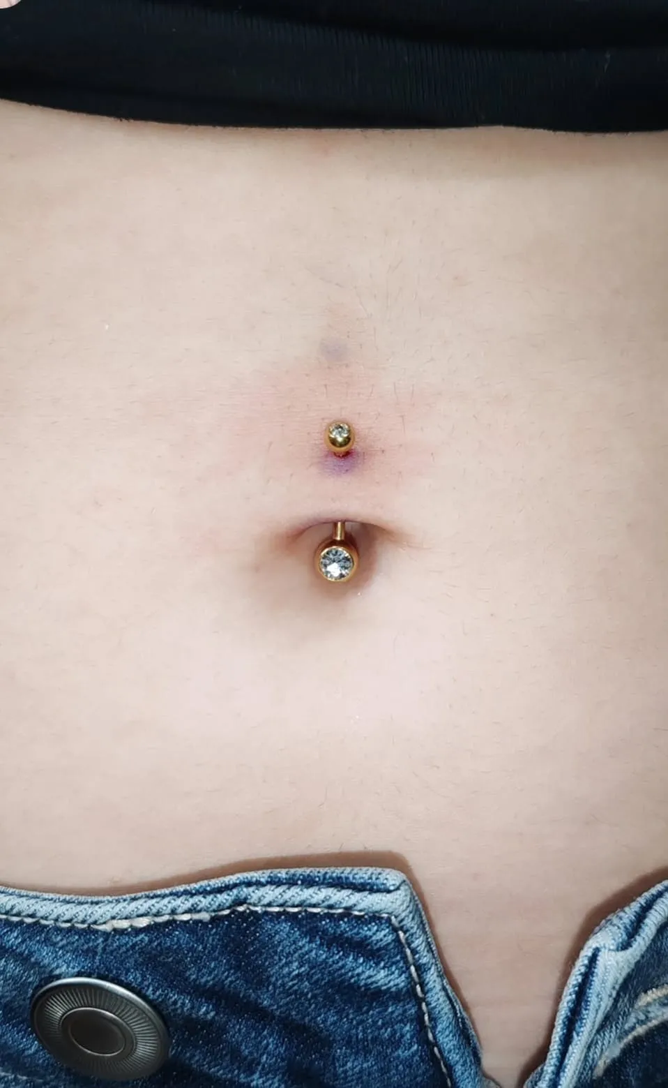 Piercing v pupíku