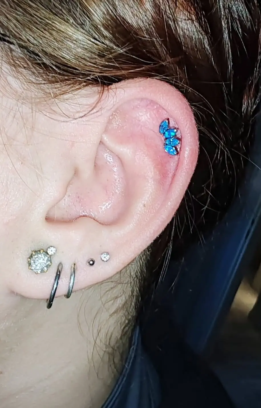 Piercing modrý v uchu