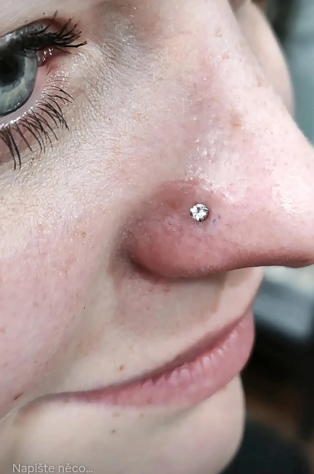 Piercing kamínek v nose